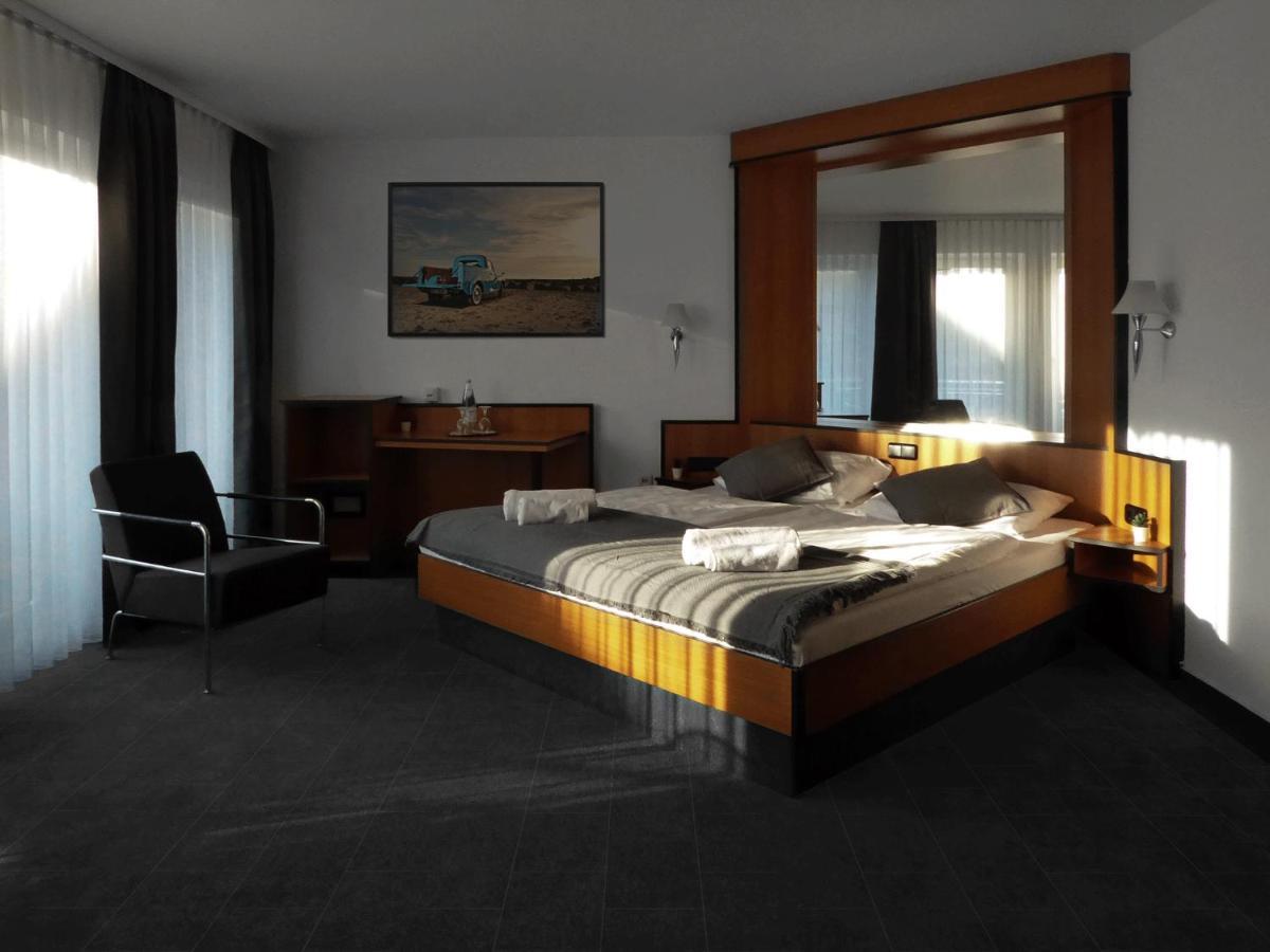 Hotel Am Malerwinkel Вертгейм Экстерьер фото